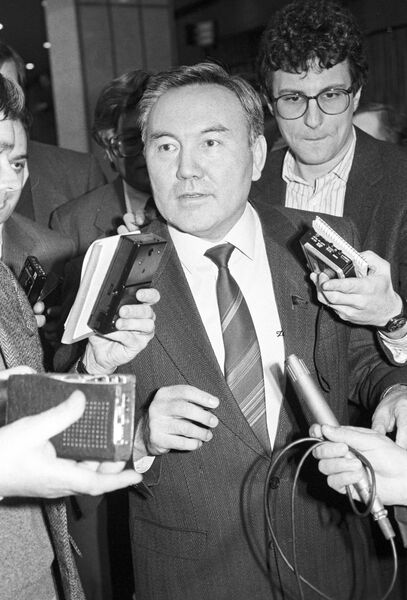 Президент Казахстана Нурсултан Назарбаев отвечает на вопросы журналистов Президент Казахстана Нурсултан Назарбаев отвечает на вопросы журналистов
