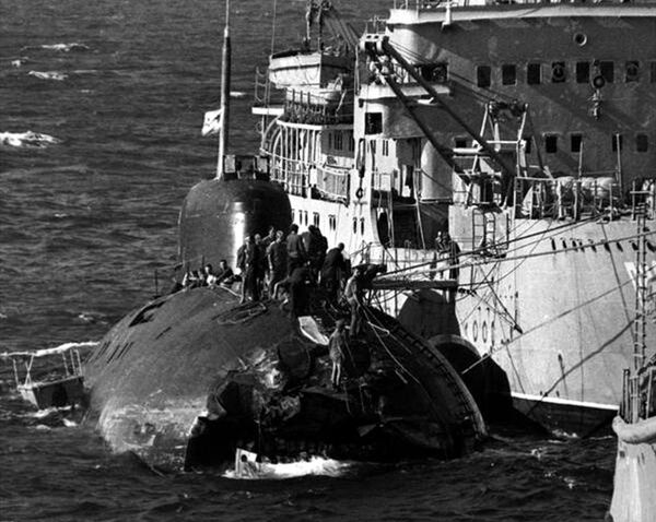 Советская подлодка К–314 после столкновения с американским авианосцем USS Kitty Hawk Советская подлодка К–314 после столкновения с американским авианосцем USS Kitty Hawk