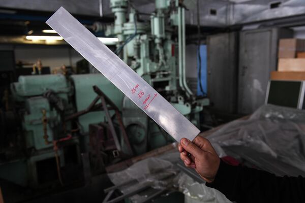 Заведующий кафедрой обработки металлов давлением Института цветных металлов и материаловедении СФУ Сергей Сидельников демонстрирует листовой прокат, полученный из алюминиевого сплава, экономно легированного скандием. Заведующий кафедрой обработки металлов давлением Института цветных металлов и материаловедении СФУ Сергей Сидельников демонстрирует листовой прокат, полученный из алюминиевого сплава, экономно легированного скандием.