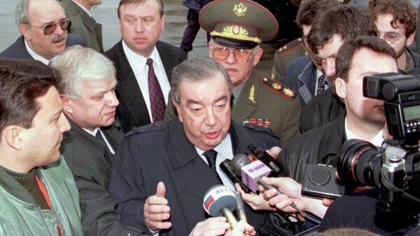 Евгений Примаков беседует с прессой в аэропорту Белграда. 30 марта 1999 Евгений Примаков беседует с прессой в аэропорту Белграда. 30 марта 1999