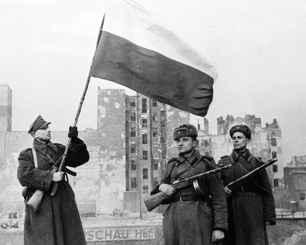 Воины Войска Польского и Советской Армии перед водружением государственного флага Польши над освобожденной Варшавой Воины Войска Польского и Советской Армии перед водружением государственного флага Польши над освобожденной Варшавой