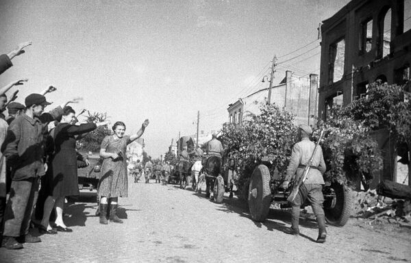 Освобождение Польши от немецко-фашистской оккупации. Жители города Белосток приветствуют советских воинов-освободителей. 1944 год Освобождение Польши от немецко-фашистской оккупации. Жители города Белосток приветствуют советских воинов-освободителей. 1944 год