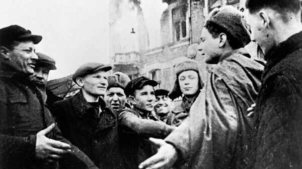 Жители Ченстхова (Польша) встречают советских воинов Жители Ченстхова (Польша) встречают советских воинов