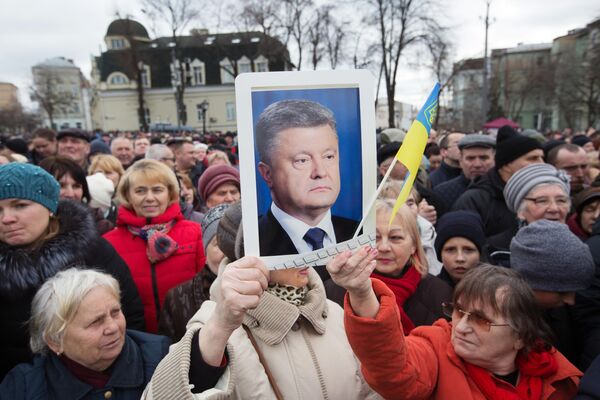 Люди слушают предвыборную речь президента Украины Петра Порошенко на Михайловской площади в Киеве Люди слушают предвыборную речь президента Украины Петра Порошенко на Михайловской площади в Киеве