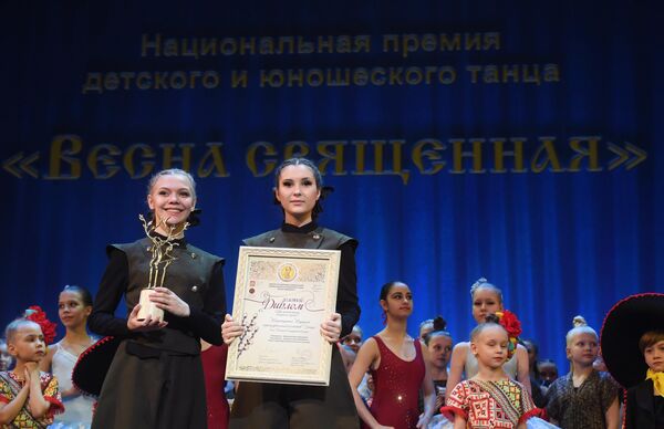 Народный хореографический коллектив Грация (село Богатое) во время награждения по итогам конкурса Национальной Премии детского и юношеского танца Весна священная на сцене Московского государственного академического театра Русская песня в Москве Народный хореографический коллектив Грация (село Богатое) во время награждения по итогам конкурса Национальной Премии детского и юношеского танца Весна священная на сцене Московского государственного академического театра Русская песня в Москве