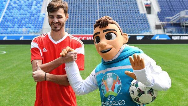 Александр Ерохин и официальный талисман чемпионата Европы по футболу 2020 мальчик Скиллз