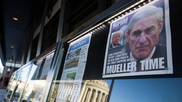 Газеты с изображением спецпрокурора Роберта Мюллера, представленные у здания Ньюзиум в Вашингтоне