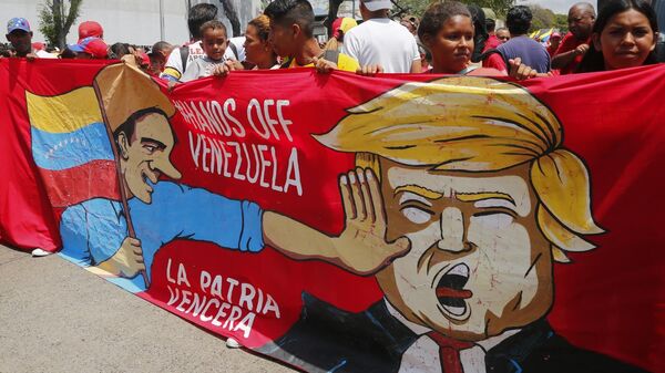 Участники акции в поддержку легитимного президента Венесуэлы Николаса Мадуро в Каракасе