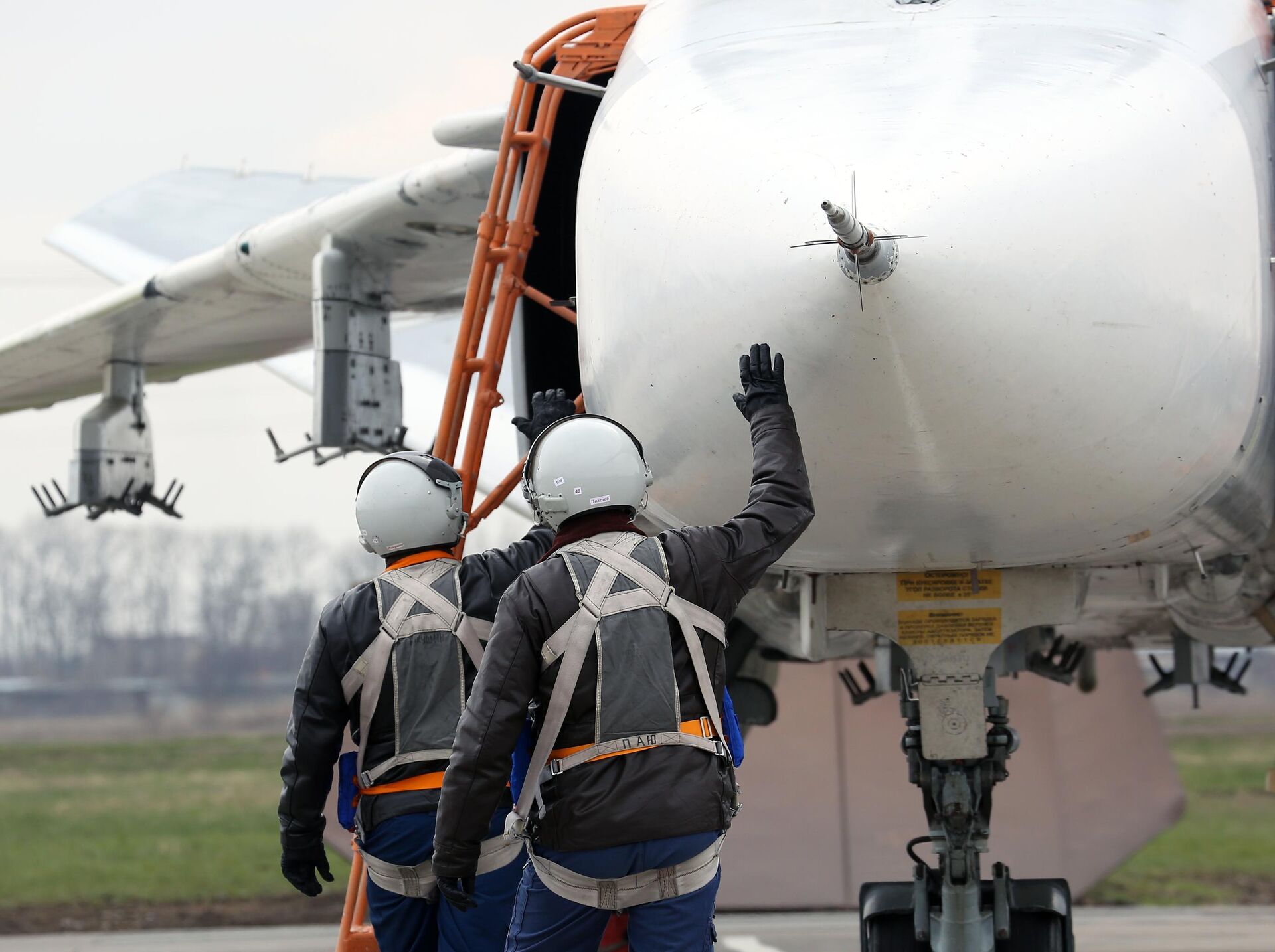 Пилоты у фронтового бомбардировщика Су-24М на летном поле во время окружного этапа конкурса Авиадартс-2019 в Краснодарском крае Пилоты у фронтового бомбардировщика Су-24М на летном поле во время окружного этапа конкурса Авиадартс-2019 в Краснодарском крае - РИА Новости, 1920, 19.03.2021