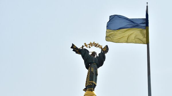 Украинский флаг на площади Независимости в Киеве Украинский флаг на площади Независимости в Киеве