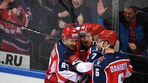 Хоккеисты ЦСКА и болельщики радуются заброшенной шайбе