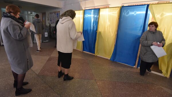 Жители города Львова на одном из избирательных участков города во время голосования на президентских выборах на Украине. 31 марта 2019