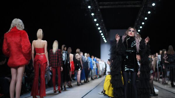 Певица Линда во время показа одежды бренда Holy MHPI в рамках Mercedes-Benz Fashion Week Russia в Центральном выставочном зале Манеж в Москве Певица Линда во время показа одежды бренда Holy MHPI в рамках Mercedes-Benz Fashion Week Russia в Центральном выставочном зале Манеж в Москве