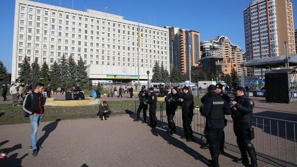 Сотрудники полиции у здания ЦИК Украины в Киеве во время президентских выборов Сотрудники полиции у здания ЦИК Украины в Киеве во время президентских выборов