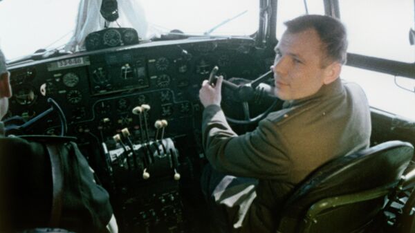 Юрий Гагарин ведет самолет на космодром Байконур, 1961 год
