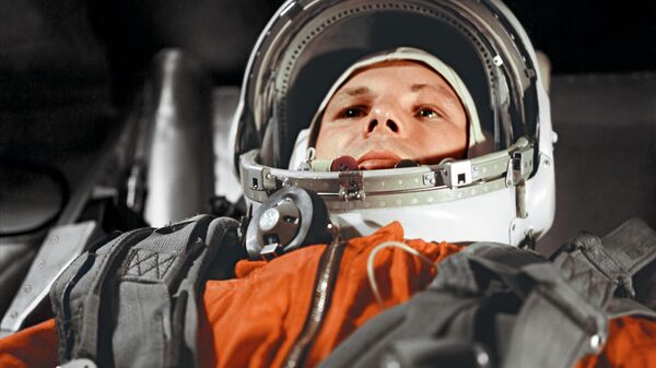Юрий Гагарин в кабине космического корабля “Восток” перед полётом в космос 12 апреля 1961 года