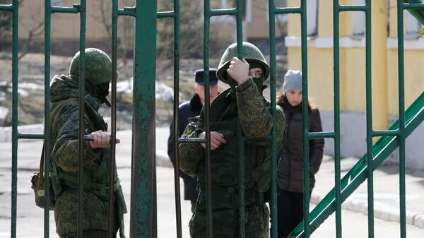 Военнослужащие у здания Военно-космической академии имени А. Ф. Можайского в Санкт-Петербурге, где произошел взрыв