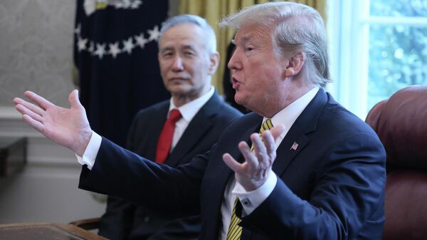 Президент США Дональд Трамп во время встречи с вице-премьером Китая Лю Хэ в Вашингтоне. 4 апреля 2019 Президент США Дональд Трамп во время встречи с вице-премьером Китая Лю Хэ в Вашингтоне. 4 апреля 2019