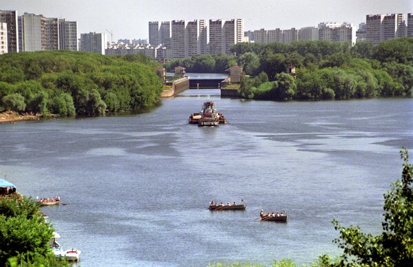 Москва-река в районе Капотни Москва-река в районе Капотни