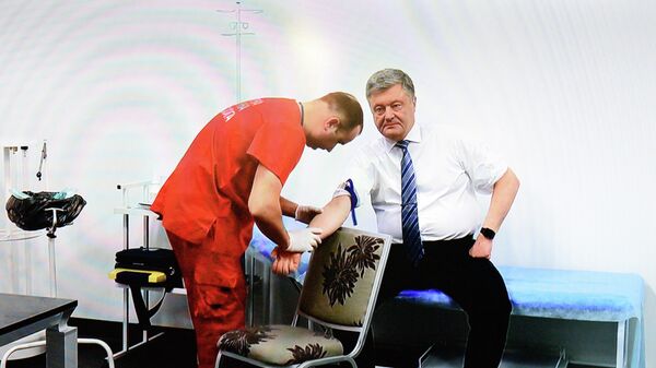 Президент Украины Петр Порошенко на экране монитора во время трансляции сдачи анализа крови на алкоголь и наркотики в антидопинговом центре НСК Олимпийский в Киеве. 5 апреля 2019 Президент Украины Петр Порошенко на экране монитора во время трансляции сдачи анализа крови на алкоголь и наркотики в антидопинговом центре НСК Олимпийский в Киеве. 5 апреля 2019