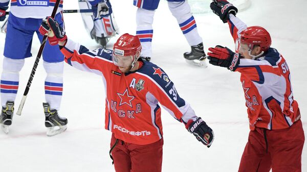 Хоккеисты ЦСКА Мэт Робинсон и Андрей Светлаков радуются заброшенной шайбе 