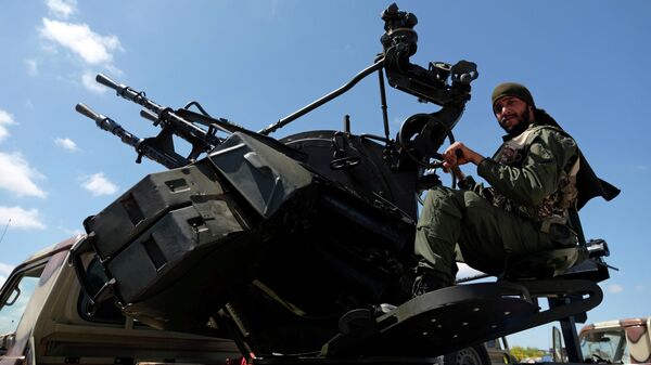 Военнослужащий Ливийской национальной армии под командованием Халифы Хафтара Военнослужащий Ливийской национальной армии под командованием Халифы Хафтара