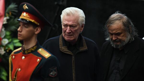 Актёр Аристарх Ливанов на церемонии прощания с народным артистом России Алексеем Булдаковым в Центральном доме кино в Москве Актёр Аристарх Ливанов на церемонии прощания с народным артистом России Алексеем Булдаковым в Центральном доме кино в Москве