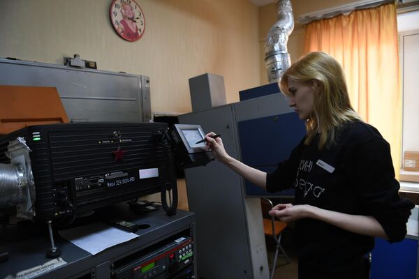 Киномеханик Ольга Ширяева проверяет оборудование Киномеханик Ольга Ширяева проверяет оборудование