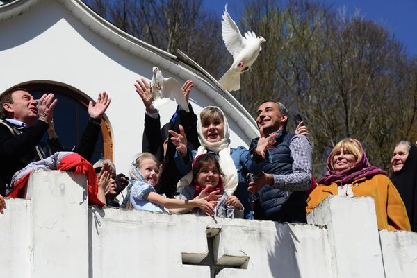 Священнослужители и прихожане выпускают в небо голубя в Троице-Георгиевском женском монастыре в праздник Благовещения Пресвятой Богородицы Священнослужители и прихожане выпускают в небо голубя в Троице-Георгиевском женском монастыре в праздник Благовещения Пресвятой Богородицы