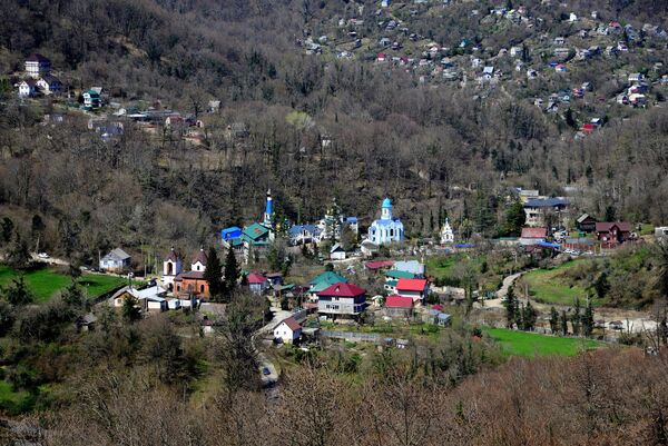 Храмовый комплекс Троице-Георгиевского женского монастыря в горной местности на берегу реки Псахо Храмовый комплекс Троице-Георгиевского женского монастыря в горной местности на берегу реки Псахо