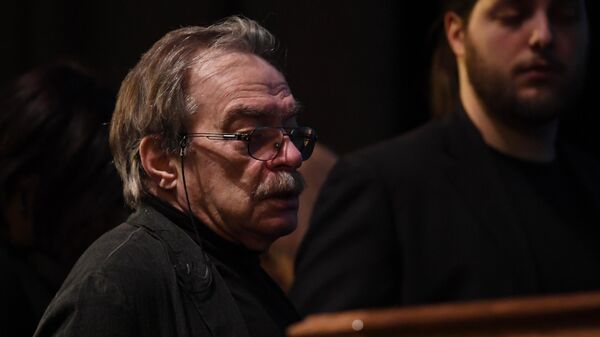 Драматург, актер и режиссер Александр Адабашьян на церемонии прощания с режиссером Георгием Данелией Драматург, актер и режиссер Александр Адабашьян на церемонии прощания с режиссером Георгием Данелией
