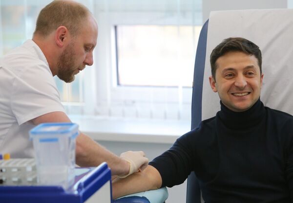 Кандидат в президенты Украины Владимир Зеленский сдает анализ на алкоголь и наркотики в киевской клинике Евролаб Кандидат в президенты Украины Владимир Зеленский сдает анализ на алкоголь и наркотики в киевской клинике Евролаб