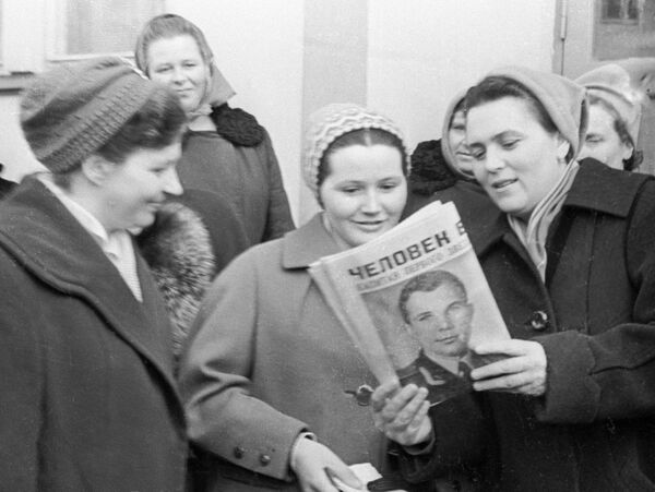 Жена первого в мире космонавта Ю. Гагарина Валентина принимает поздравления от подруг Жена первого в мире космонавта Ю. Гагарина Валентина принимает поздравления от подруг