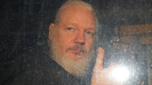 Основатель WikiLeaks Джулиан Ассанж в полицейском фургоне после задержания в Лондоне. 11 апреля 2019 Основатель WikiLeaks Джулиан Ассанж в полицейском фургоне после задержания в Лондоне. 11 апреля 2019
