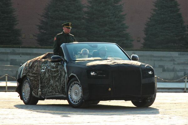 Кабриолет Aurus на Красной площади в Москве Кабриолет Aurus на Красной площади в Москве