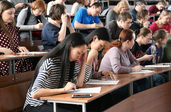 Участники ежегодной образовательной акции по проверке грамотности Тотальный диктант-2019 в Забайкальском государственном университете в Чите Участники ежегодной образовательной акции по проверке грамотности Тотальный диктант-2019 в Забайкальском государственном университете в Чите