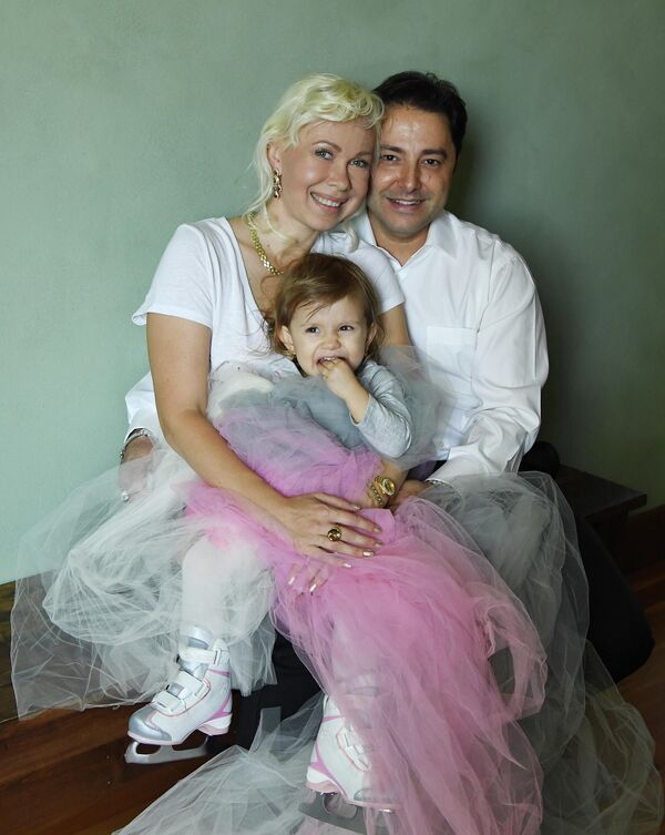  Оксана Баюл с дочерью и мужем Карло