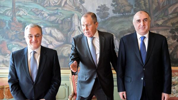 Министр иностранных дел РФ Сергей Лавров, министр иностранных дел Азербайджана Эльмар Мамедъяров (справа) и министр иностранных дел Армении Зограб Мнацаканян во время встречи в Москве Министр иностранных дел РФ Сергей Лавров, министр иностранных дел Азербайджана Эльмар Мамедъяров (справа) и министр иностранных дел Армении Зограб Мнацаканян во время встречи в Москве
