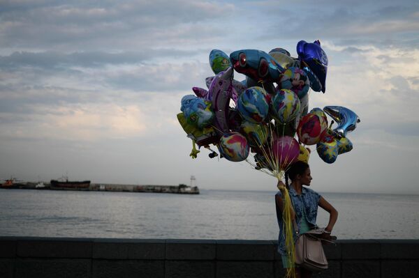 Продавщица воздушных шаров на набережной Ялты