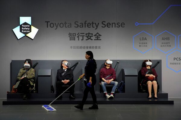 Посетители на стенде Toyota Safety Sense на автосалоне в Шанхае Посетители на стенде Toyota Safety Sense на автосалоне в Шанхае