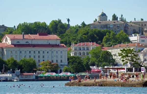 Отдыхающие на одном из пляжей города Севастополя Отдыхающие на одном из пляжей города Севастополя