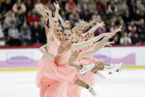 Выступление команды из России на чемпионате мира по синхронному катанию среди юниоров в Хельсинки Выступление команды из России на чемпионате мира по синхронному катанию среди юниоров в Хельсинки