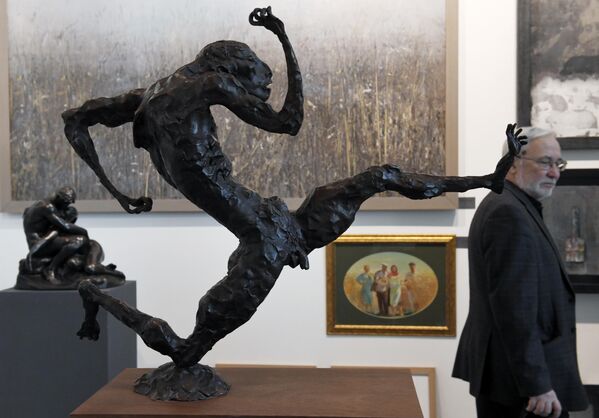 Посетитель международной ярмарки Russian Antique & Art Fair в ЦВЗ Манеж Посетитель международной ярмарки Russian Antique & Art Fair в ЦВЗ Манеж