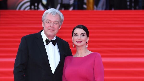 Режиссер и продюсер Александр Стриженов и его супруга актриса и телеведущая Екатерина Стриженова на открытии 41-го Московского Международного кинофестиваля (ММКФ) Режиссер и продюсер Александр Стриженов и его супруга актриса и телеведущая Екатерина Стриженова на открытии 41-го Московского Международного кинофестиваля (ММКФ)