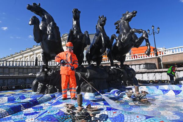Мойка фонтана Времена года на Манежной площади Мойка фонтана Времена года на Манежной площади