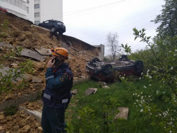 В Нахимовском районе Севастополя четыре машины упали в провал возле многоэтажного дома. 19 апреля 2019 В Нахимовском районе Севастополя четыре машины упали в провал возле многоэтажного дома. 19 апреля 2019