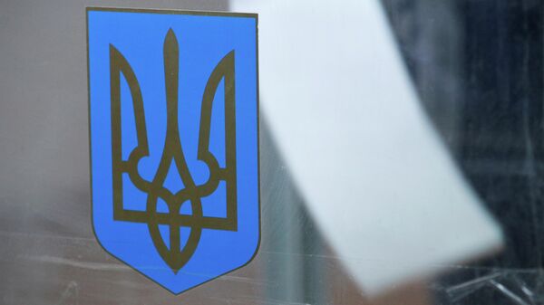 Бюллетень в урне на избирательном участке в Киеве во время голосования во втором туре президентских выборов на Украине. 21 апреля 2019 Бюллетень в урне на избирательном участке в Киеве во время голосования во втором туре президентских выборов на Украине. 21 апреля 2019