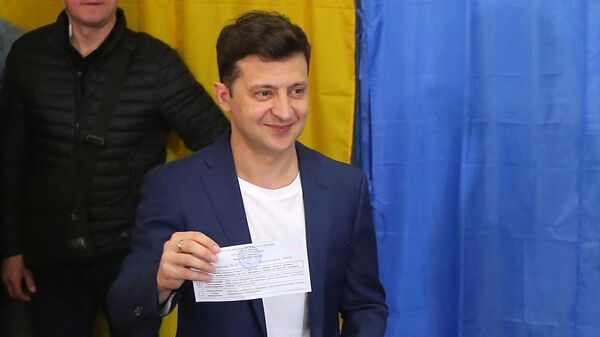 Зеленский набирает 71,8 процента голосов, показал опрос