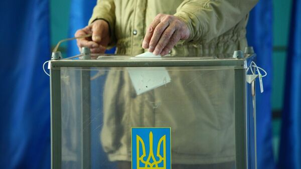 Избиратель во время голосования на одном из избирательных участков города Харькова в день второго тура выборов президента Украины Избиратель во время голосования на одном из избирательных участков города Харькова в день второго тура выборов президента Украины