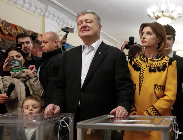 Кандидат в президенты Петр Порошенко с супругой Мариной во время голосования на одном из избирательных участков Киева в день второго тура выборов президента Украины Кандидат в президенты Петр Порошенко с супругой Мариной во время голосования на одном из избирательных участков Киева в день второго тура выборов президента Украины